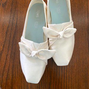 Tom's white shoes with bow